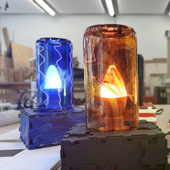 Dwie kolorowe lampki zrobione ze słoików